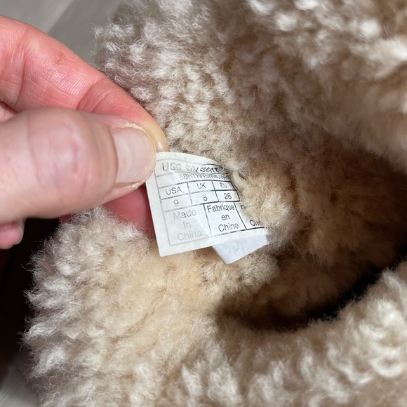 UGG Toddler Girl Boots, sheep skin - Picture 5 of 9